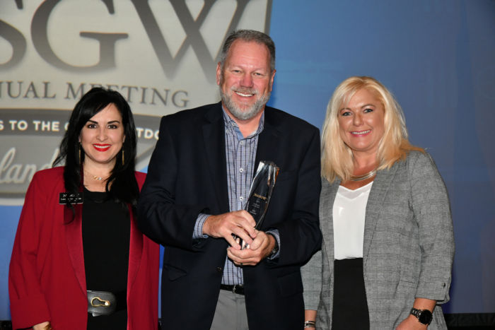 Tom Taylor, Chief Marketing Officer, Executive Vice President, Commercial Sales receives award.